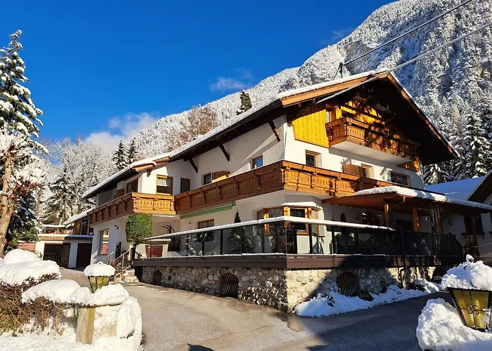 Gästehaus Almrausch, Ferienanlage mit Pool Nassereith