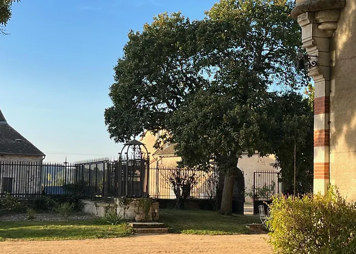 Chateau Du Mauny, Gites Et Chambres D'Hotes En Bourgogne