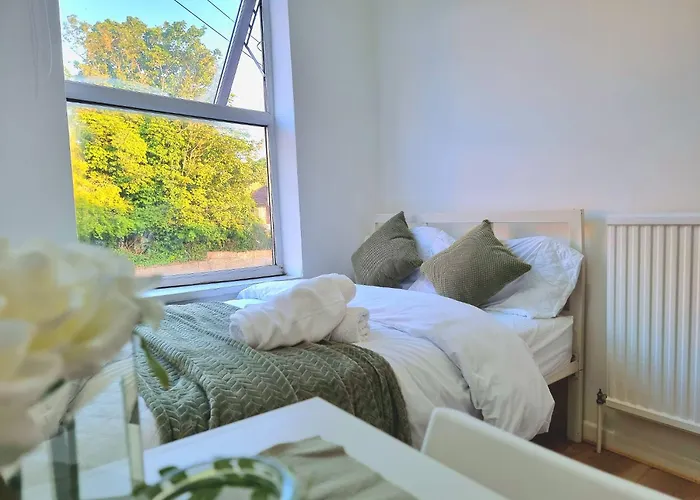 Easy Rooms, London Luton Airport -24 Hour Check-In
