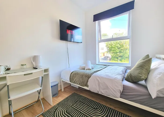 Easy Rooms, London Luton Airport -24 Hour Check-In