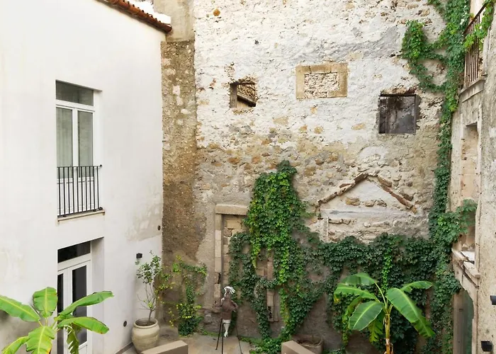 Isabella Di Castiglia Apartments
