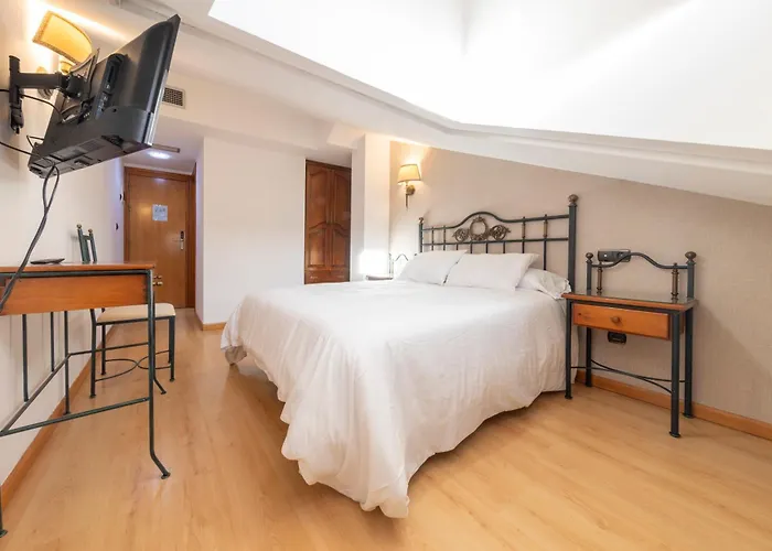 Hostal SIN RECEP24H Puerta de la Villa - Pet friendly&Restaurante Almazán