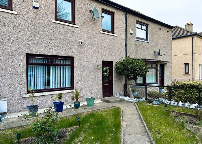Cozy 3 Bedroom House Near Ari And City Centre, Ab16, Wifi, Parking, Netflix, Pet - Friendly