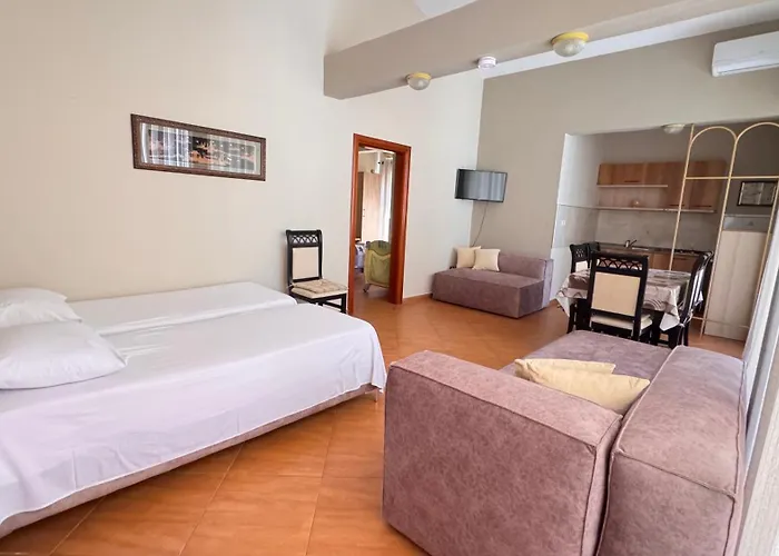 Red Rose Guest House Golem 