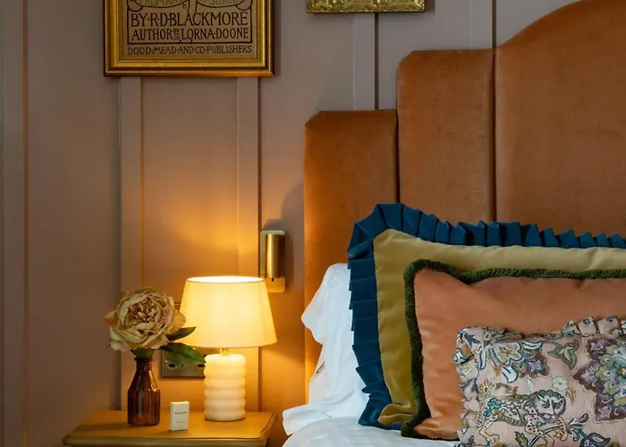 The Ragged Robin - A Heartwood Inn