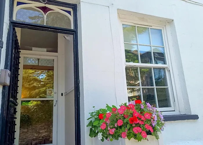 Hazeldene Guest House - With Free Offsite Health Club