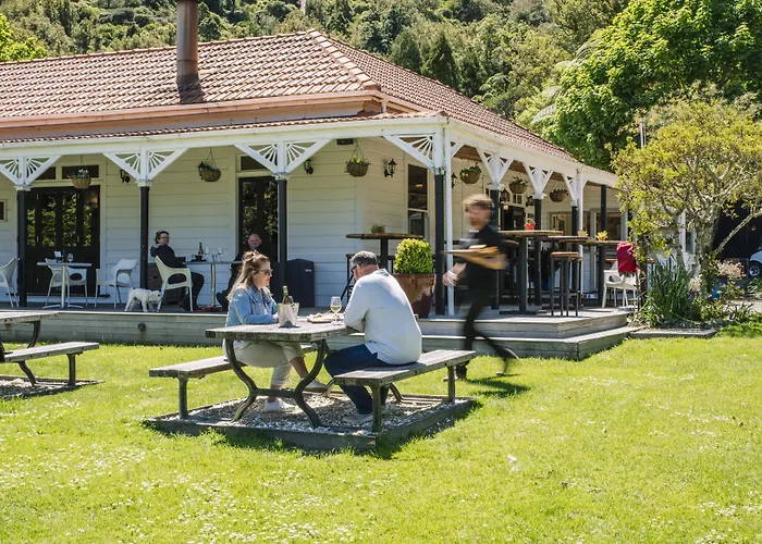 Furneaux Lodge