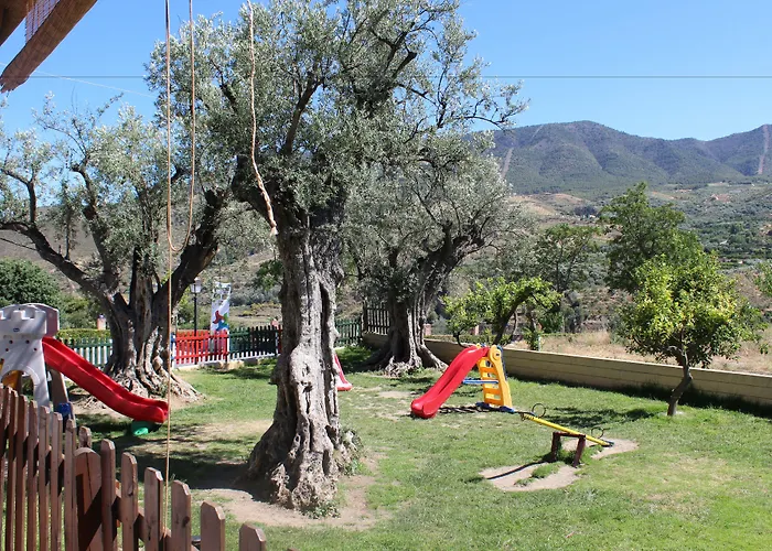 Hostal y Apartamento Rural Los Naranjos Melegís