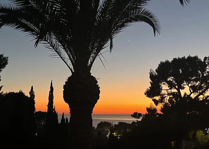 The Address Cassis