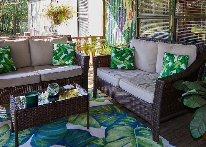 Pleasant Days Lodging Tropical Master Suite