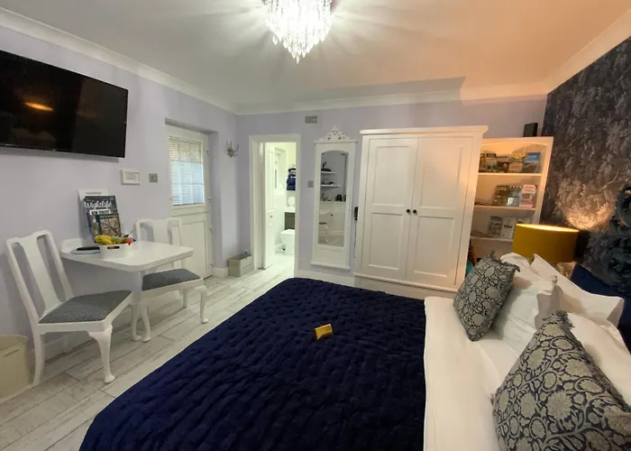 The Knightwood Oak: Luxury King Suite with Private Entrance in Lymington