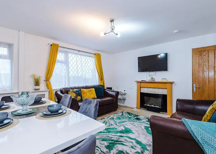 Modern 5-Bedroom House With Parking, Perfect For Large Groups Westhoughton