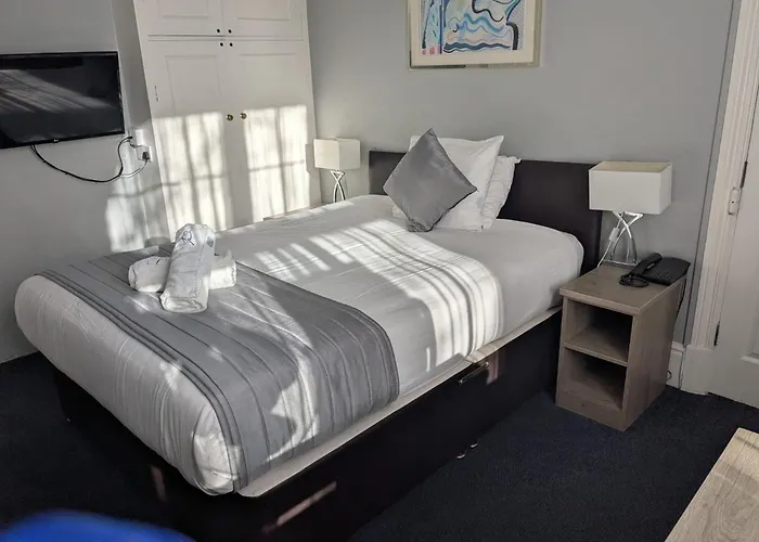Corner House Hotel Gatwick With Bookable Holiday Parking
