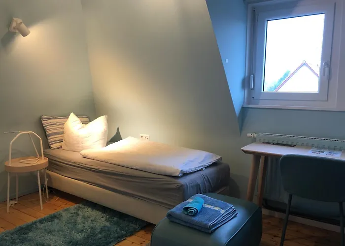 Blaues Zimmer, -keine Wohnung, keine Küche-mit grossem Balkon, Bad ist ein Traum, nur 50 Schritte zum Radweg am Main Mainstockheim