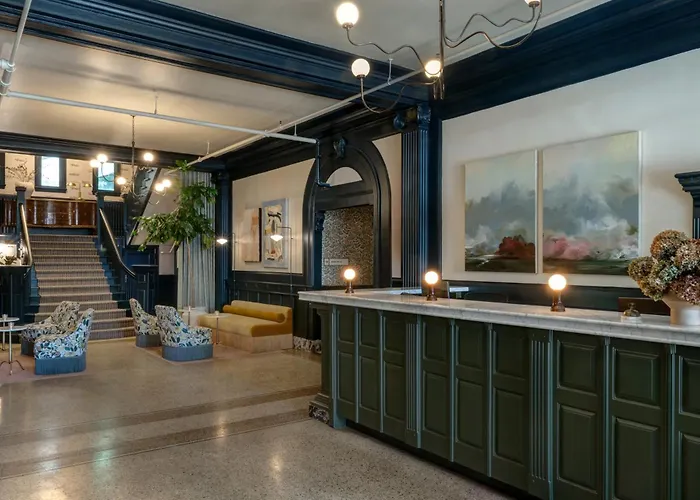 Marqueen Hotel - Newly Renovated
