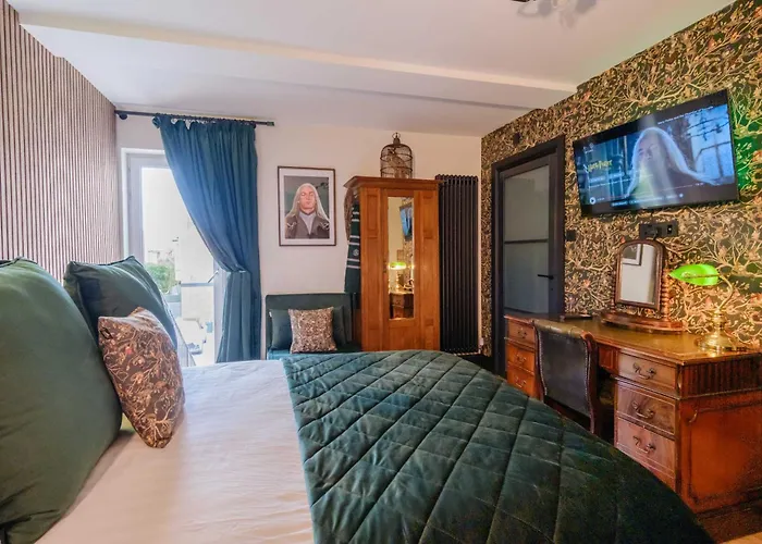 Ricky Road Guest House - Premium