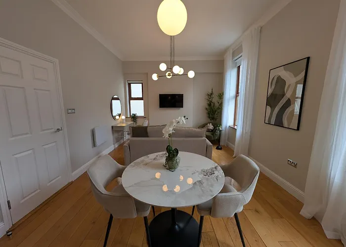 Crawford House - Scholarlee Living Apartments