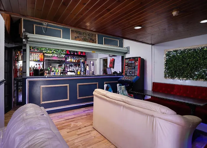 100 Pipers Hotel
