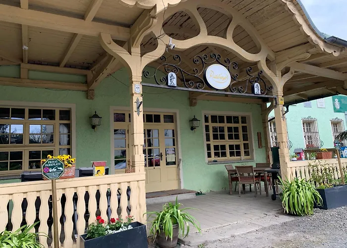 Waldhof zu Grillenburg im Tharandter Wald am See