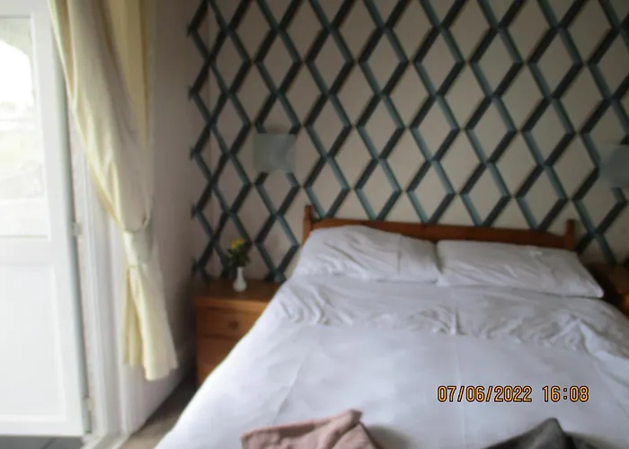 Sefton Lodge Seafront, Panoramic Sea View Ensuite Balcony Rooms Available, Guest Garden
