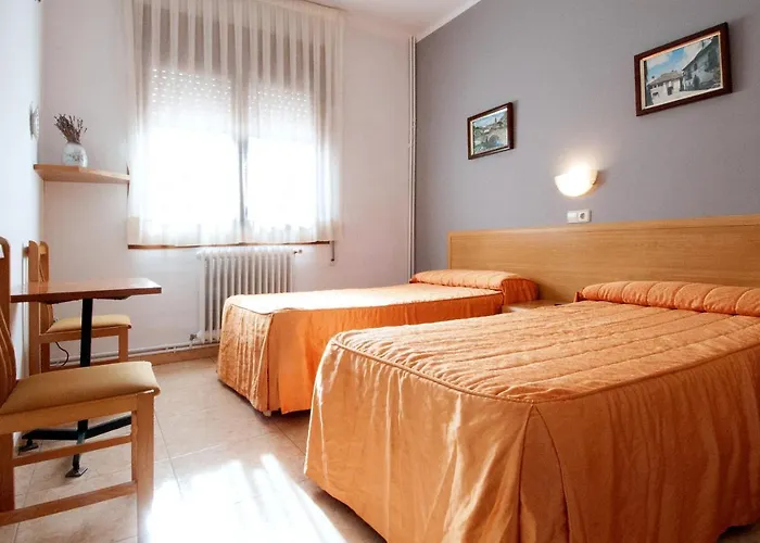 Hostal Montserrat Tona